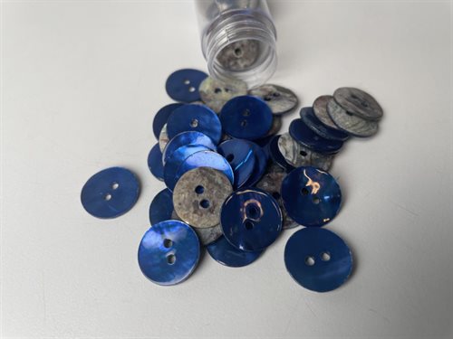 Farvet perlemor knap - jeansblå, 15 mm